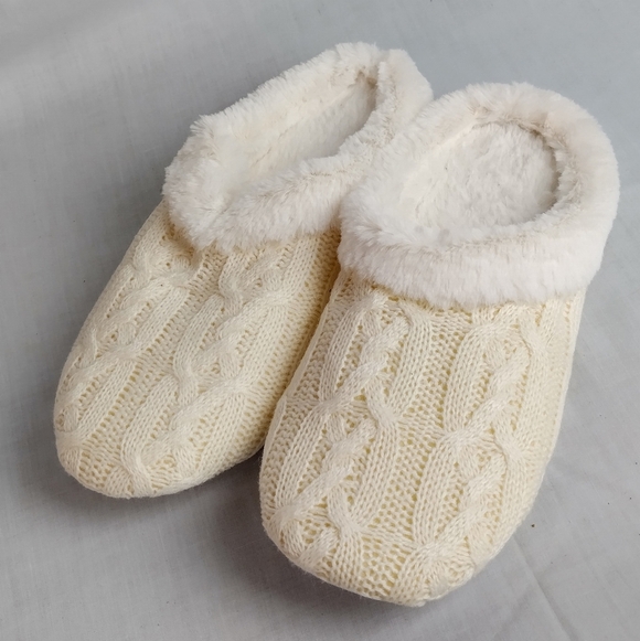 Memory Foam Women's Fluffy Slippers White Size S (7/8) Wintery Knitted White - Picture 2 of 10